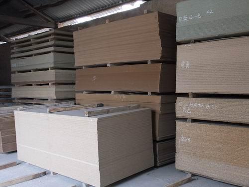 生产和销售多层实木饰面板,实木颗粒饰面板,防潮饰面板等建筑装饰材料